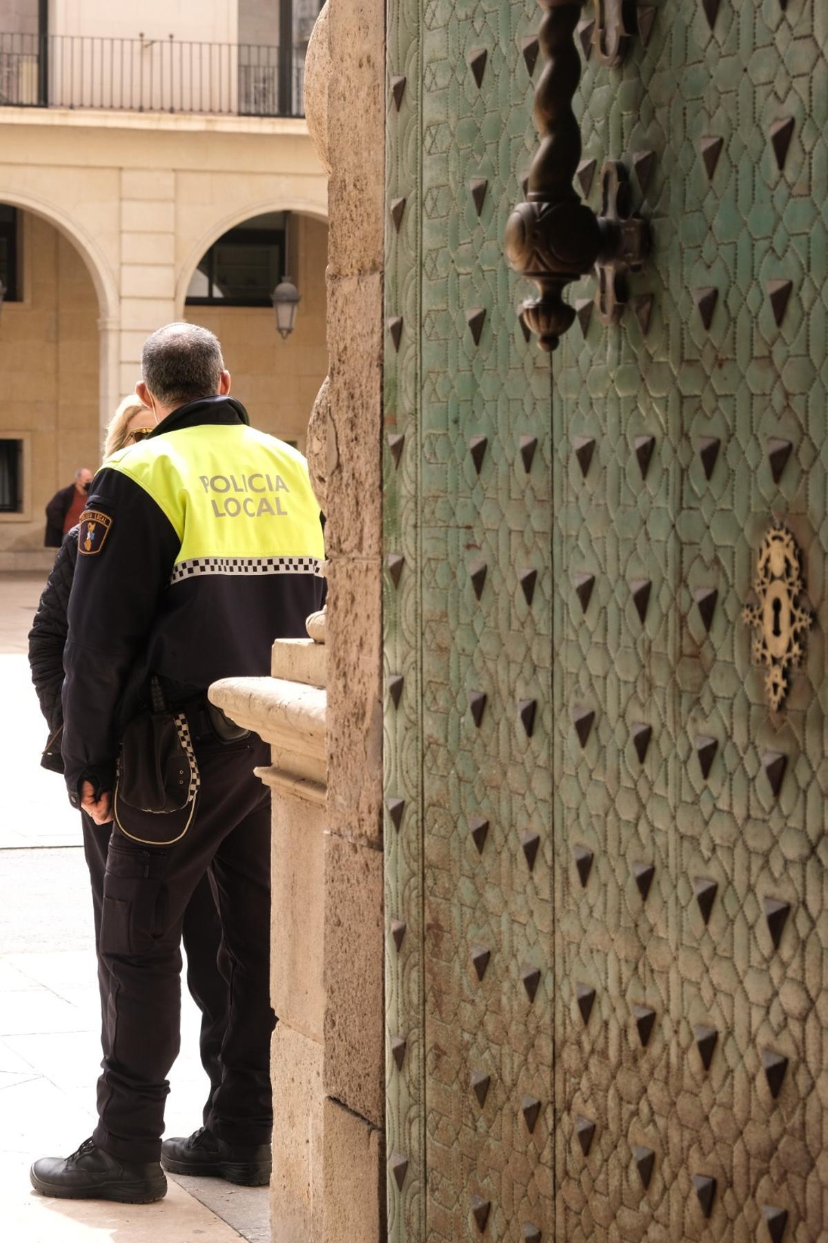 Un agente, en la puerta del Ayuntamiento de Alicante, en una imagen reciente