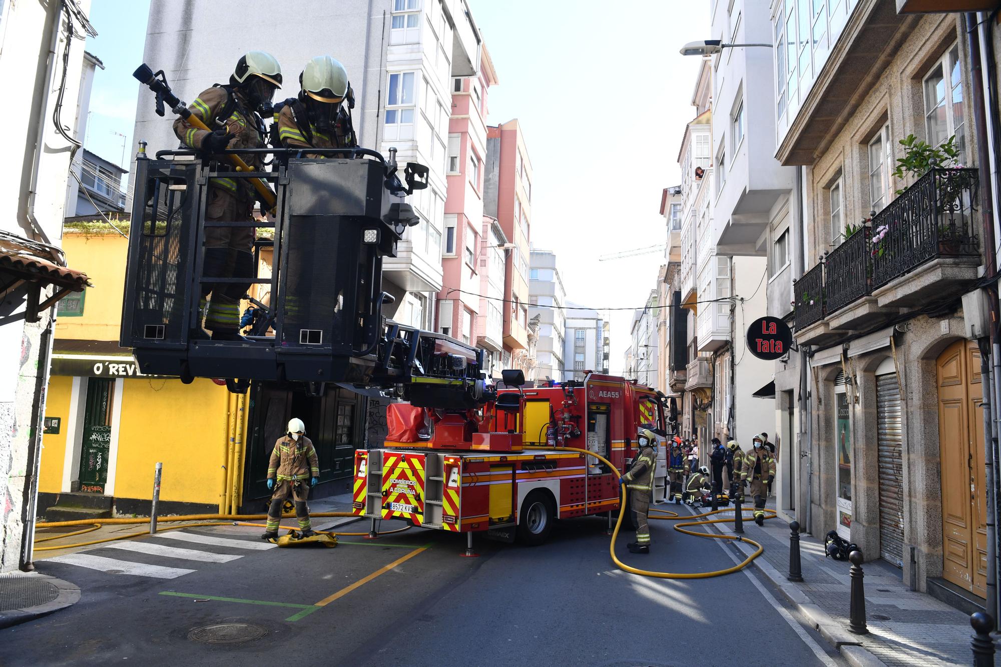 Los Bomberos sofocan un incendio en la calle Cordonería