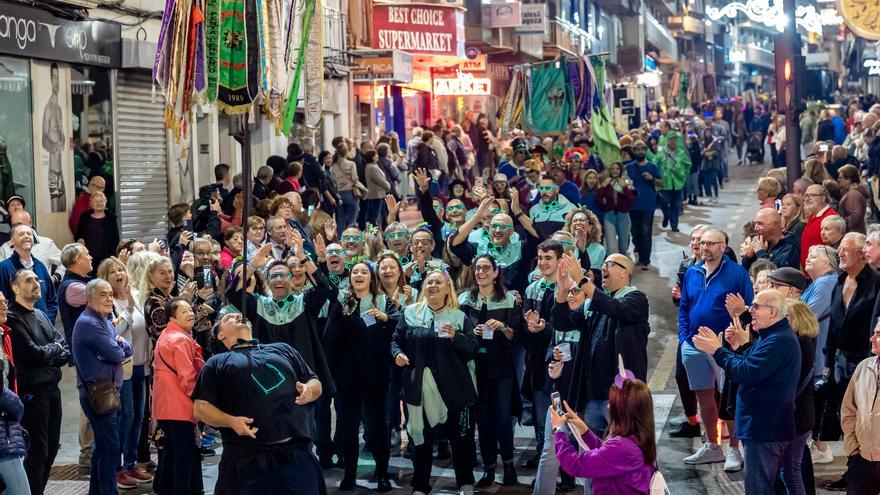 El color de las Peñas vuelve a las calles de Benidorm