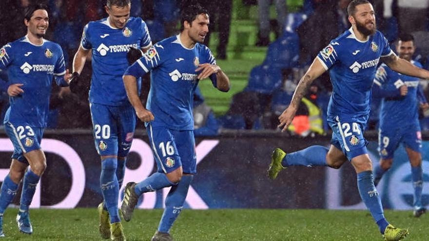 La barrera sale marcada en el gol de Timor