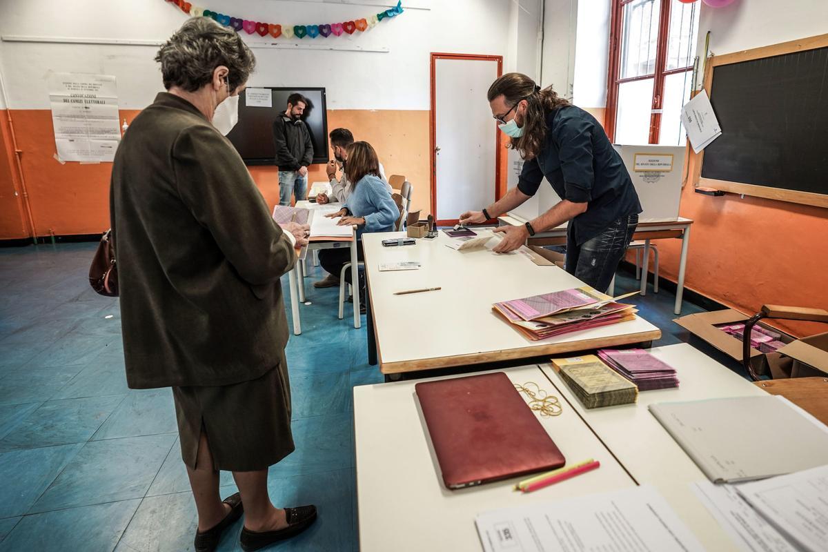 Votación para las elecciones generales en un colegio electoral en Turín