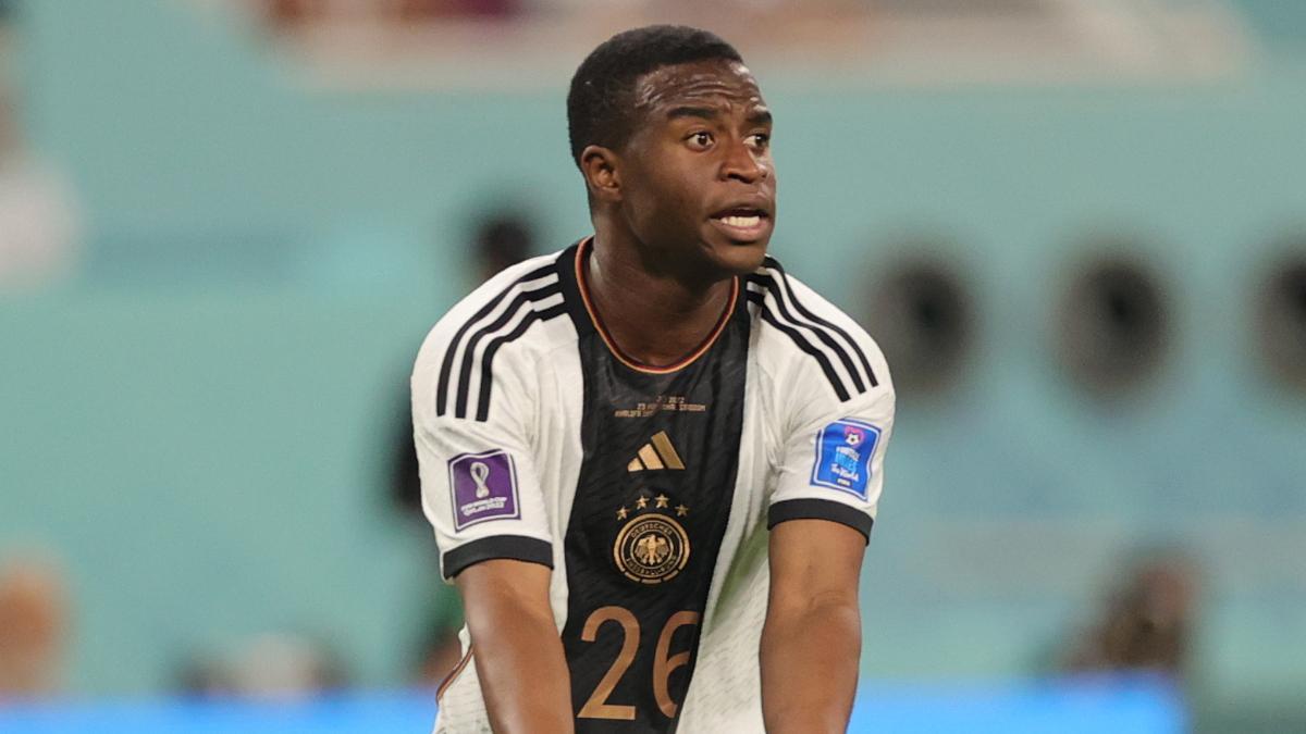 A sus 18 años, Moukoko debutó en un Mundial en un partido contra Japón