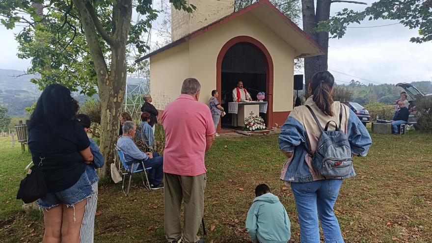 Lieres disfrutó de la romería del Cristo del Agua con misa, comida campestre y reparto del bollo