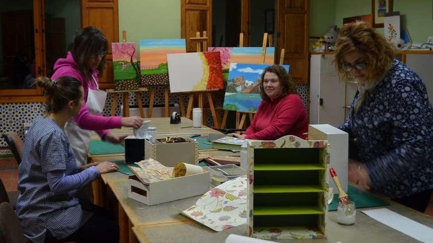 Creatividad y buen gusto en el taller de encuadernación y cartonaje de La Encomienda