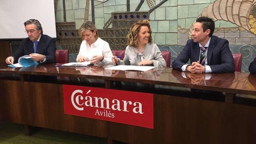 Pablo González, miembro de la candidatura del PP al Principado; Esther Llamazares, cabeza de lista del PP local; Teresa Mallada, y el presidente del Avilés Club Empresas, Daniel Rodríguez, ayer, en la Cámara de Comercio.