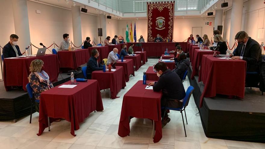 Un momento de la sesión plenaria celebrada por la Corporación de Puente Genil.