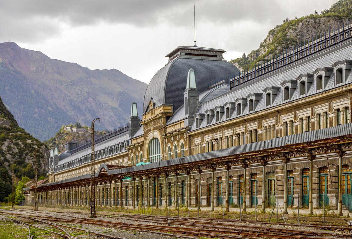 Canfranc, la estación de tren más bonita de España que llegó a ser una de las más grandes de toda Europa