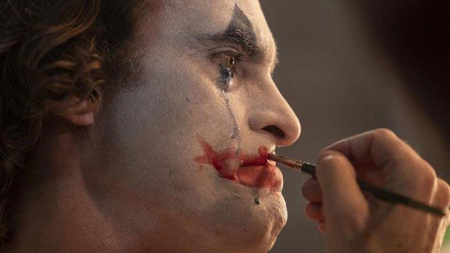 Joaquin Phoenix hiela la sangre con un &#039;Joker&#039; patético y brutal