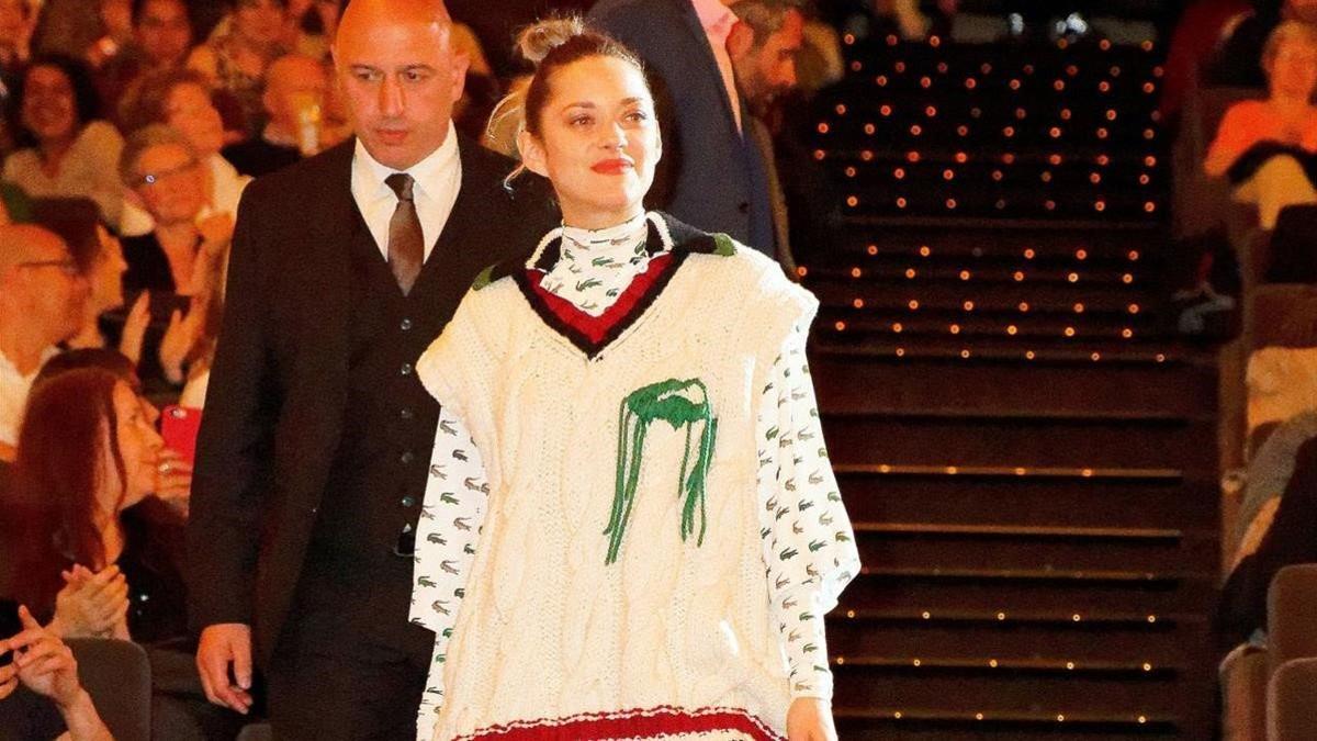 La actriz y cantante Marion Cotillard, convirtiendo un jersey de ochos en `dress code¿ de etiqueta.