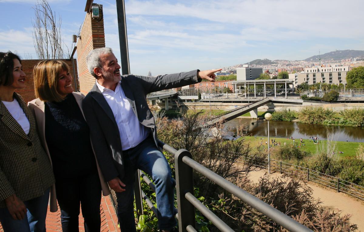 Parlon, Marín y Collboni, de izquierda a derecha, miran hacia el Besòs en el parque del Molinet de Santa Coloma de Gramenet.