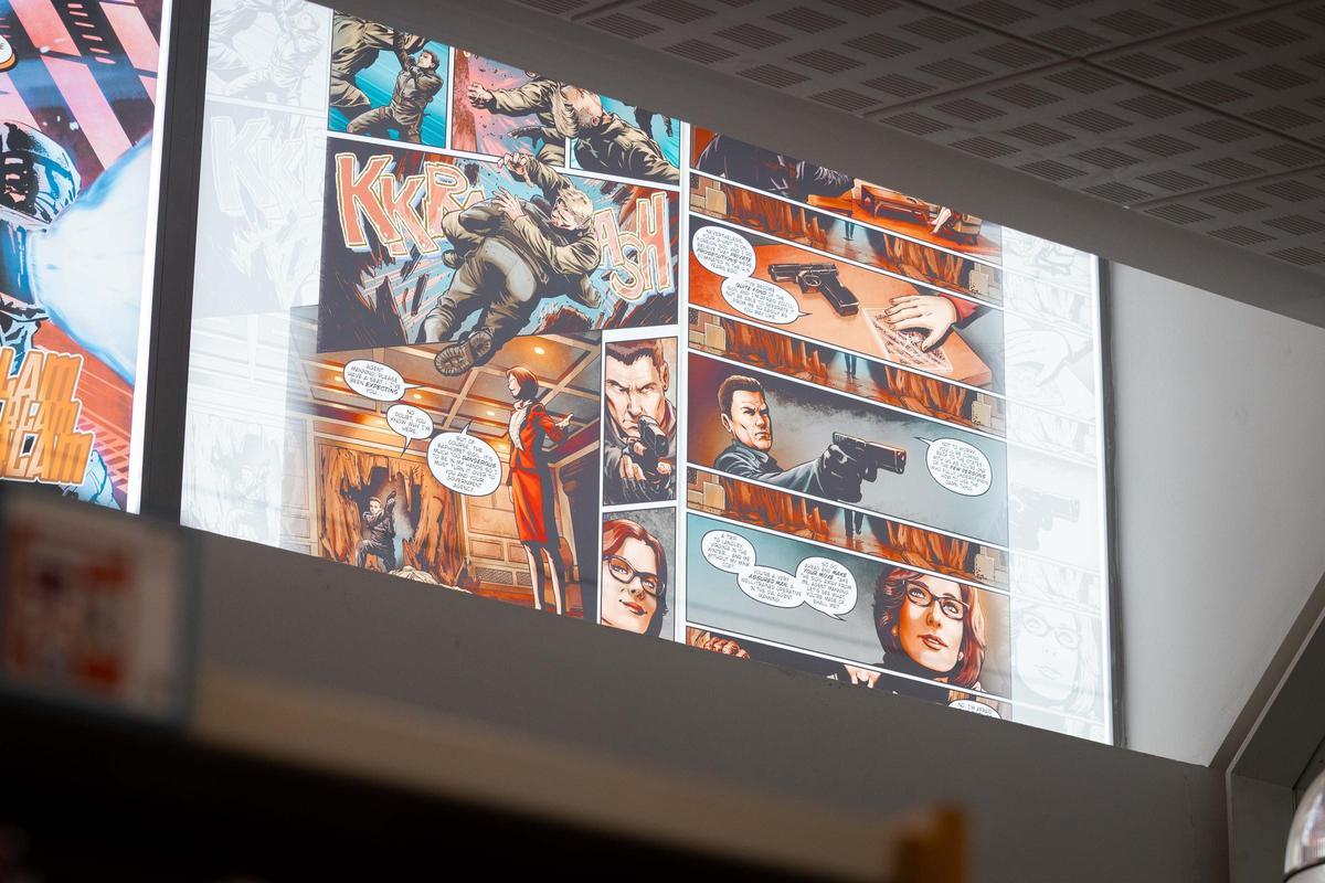 Ventanales vinilados con imágenes de ilustradores aragoneses en la Biblioteca Municipal Rafael Andolz  del barrio Almozara de Zaragoza