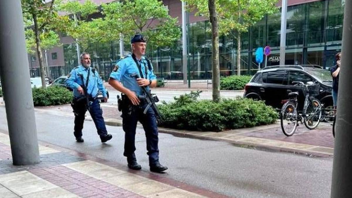 Policías suecos en el lugar del suceso.