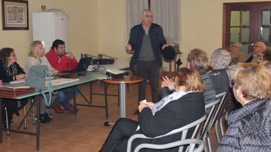 El alcalde Jorge Canda, en su reunión con los comuneros de Antas. // FdV