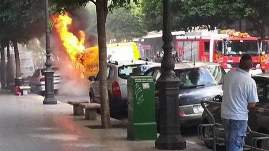 El furgón en llamas en la calle Colón esquina con Conde Salvatierra. 
Foto: Carlos de la Cruz