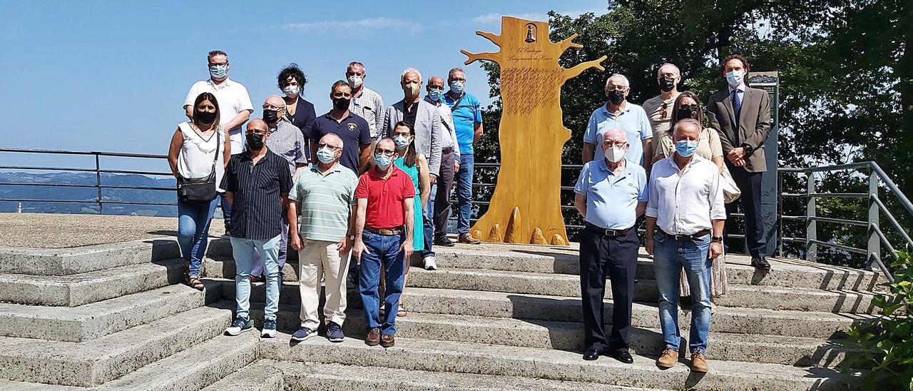 Distinguidos con el “Langreano de honor” junto a la escultura inaugurada ayer. | E. P.