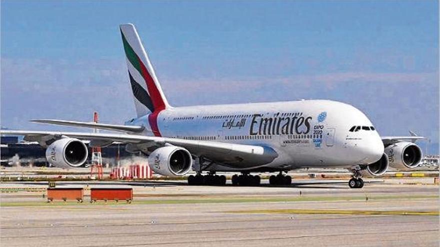 Barcelona L&#039;avió comercial més gran del món, l&#039;Airbus A380, aterra per primer cop a Espanya per al MWC