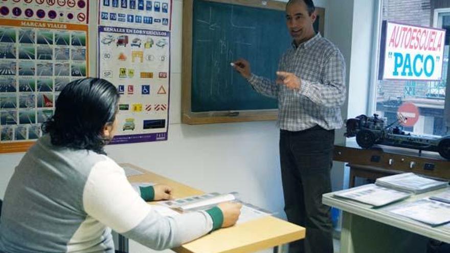 Eloy García, durante una clase teórica en Autoescuela Paco.