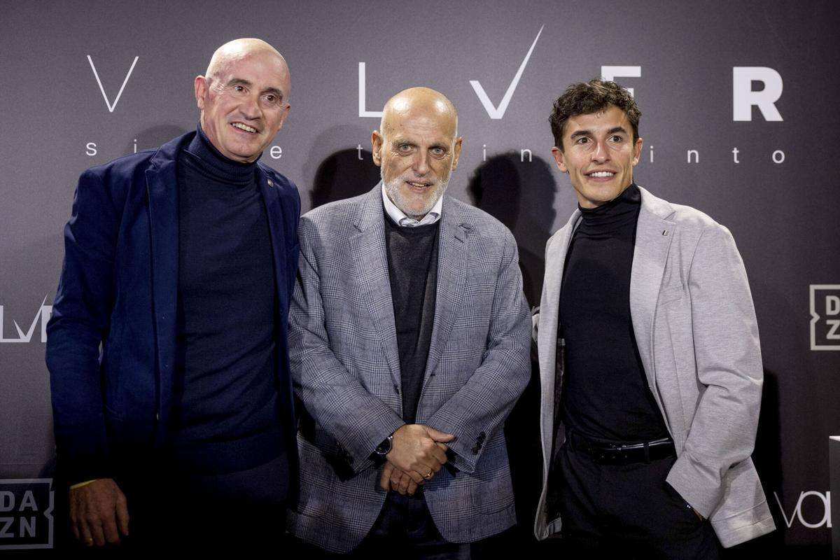 El piloto Marc Márquez acompañado por el CEO de DAZN España, Óscar Vilda y el presidente de la LFP, Javier Tebas.