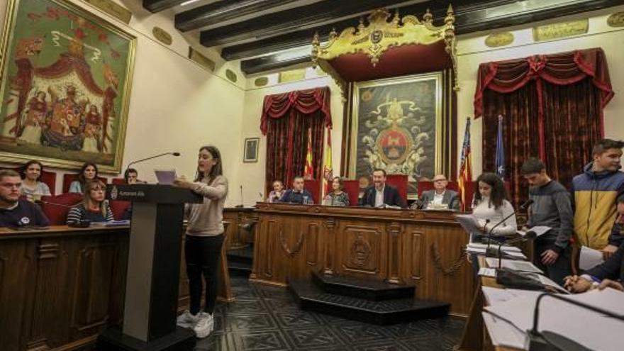 Alumnos del IES Joanot Martorell leen una declaración contra la violencia de género.