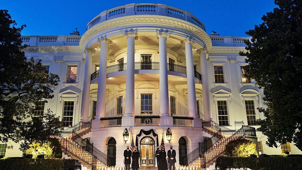 En la imagen, el presidente estadounidense, Joe Biden, la vicepresidenta Kamala Harris y sus respectivos cónyuges, en un acto de homenaje ante la fachada sur de la Casa Blanca.