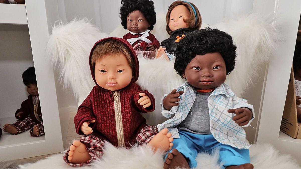 Diversidad. Muñecos de diferentes etnias con síndrome de Down.