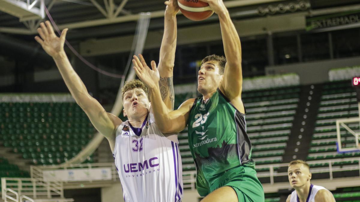 Nik Slavica penetra a canasta ante el Real Valladolid.