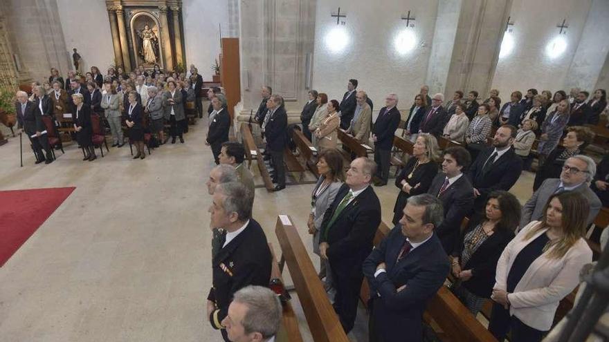 Una Función del Voto por el empleo. Unas doscientas personas, entre ellos seis ediles del PP y uno del PSOE, acudieron ayer a la tradicional eucaristía que agradece a la Virgen del Rosario su intercesión en la batalla con los ingleses en 1589. Pidieron empleo para los coruñeses.