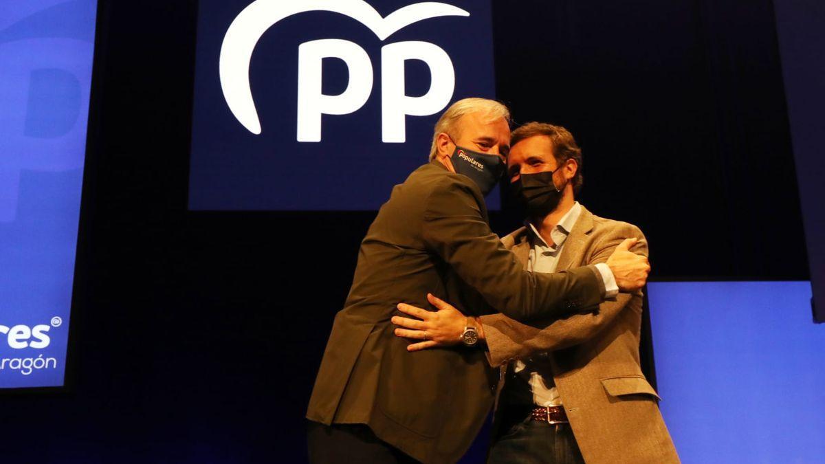 Abrazo entre Azcón y Casado durante el congreso celebrado en Zaragoza.