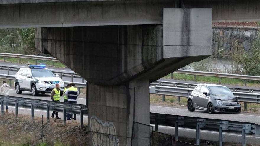 Un coche choca contra la mediana de la autopista en Mieres