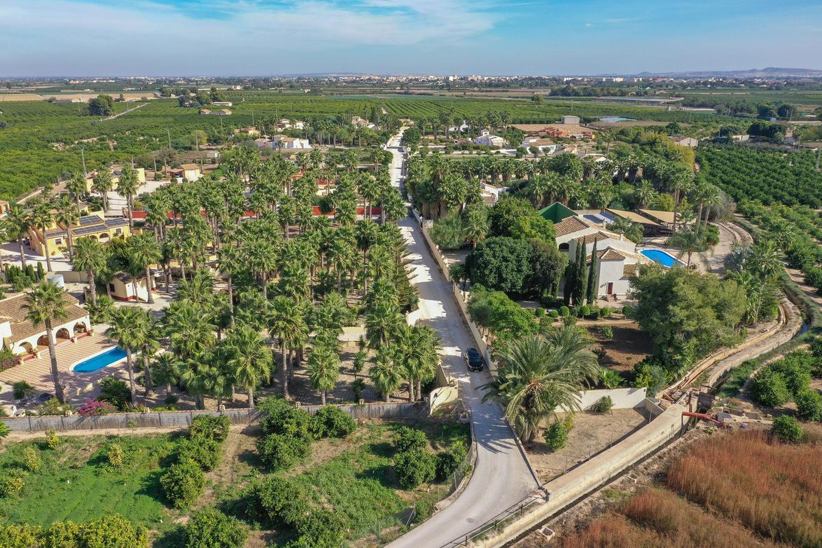 Imagen aérea de viviendas construidas en suelo no urbanizable