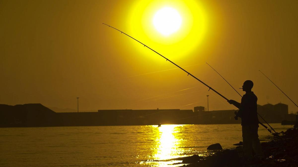 Un pescador en la ría de Avilés