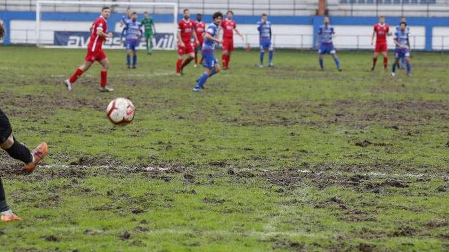 El portero del Podes golpea el balón en el Stadium-Podes disputado el pasado fin de semana en el Muro de Zaro.