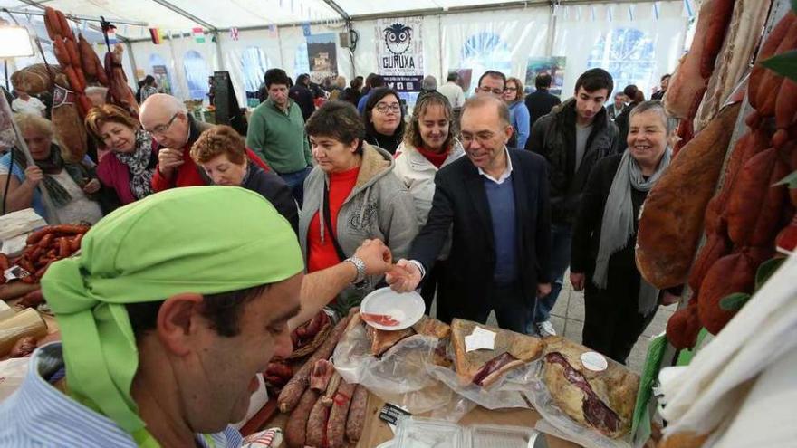 Miembros del gobierno local también estuvieron entre los asistentes a la feria. // Faro