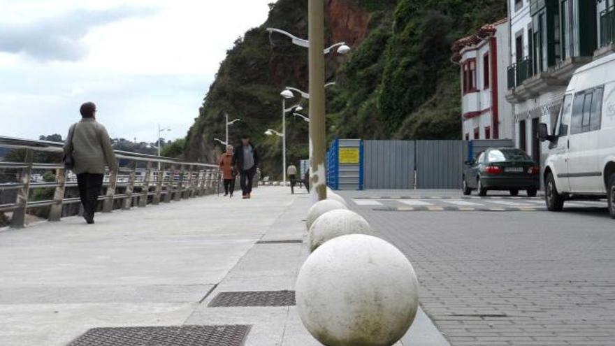 El concejo espera otro verano negro El cierre del paseo marítimo frena al visitante