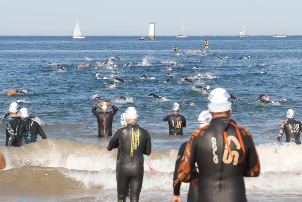 400 nadadores desafían a las aguas de Praia América. // Alba Villar