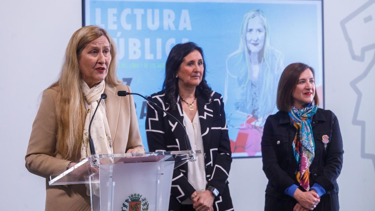 La escritora Luz Gabás participa en la lectura pública en el Ayuntamiento de Zaragoza, junto a las responsables municipales de Educación, Paloma Espinosa, y Cultura, Sara Fernández.
