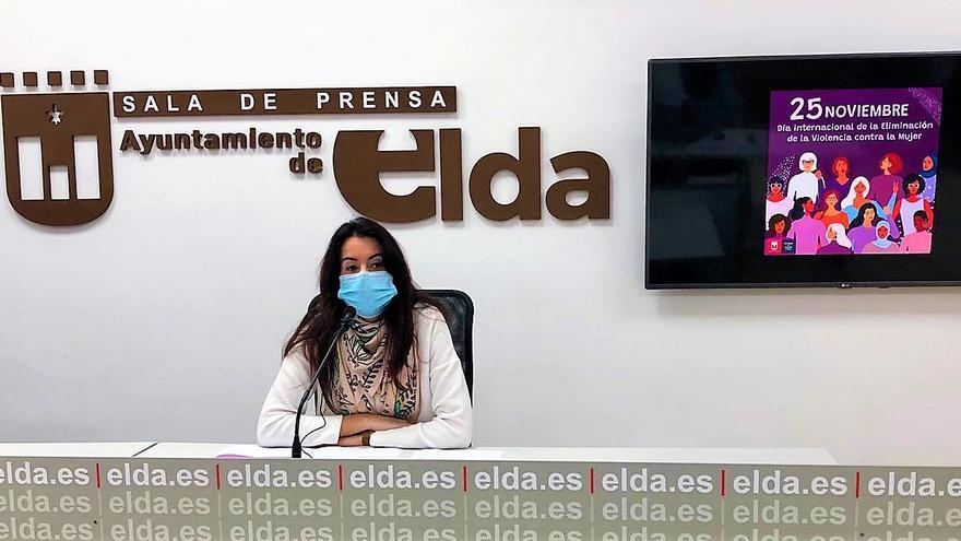 La concejala Alba García presentando las actividades del 25-N en Elda.