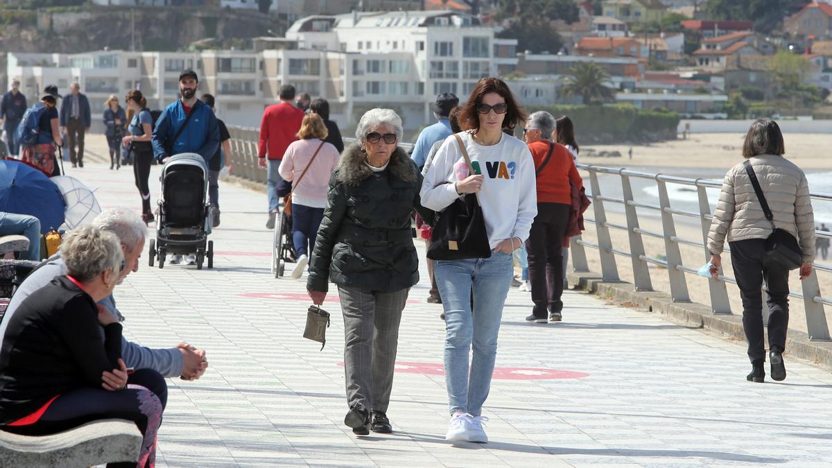 Gente paseando en Samil esta misma tarde.