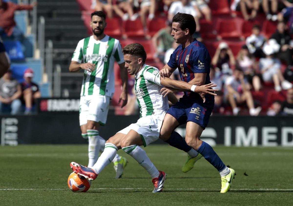 Isma Ruiz protege el esférico durante la cita ante el Eldense.