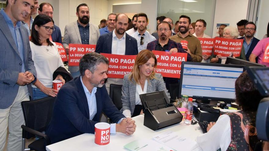 Los cargos municipales del PSOE, ayer, en la Diputación.