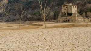El pantano de la Baells, en el Berguedà, evidencia la falta de lluvias de los últimos meses.