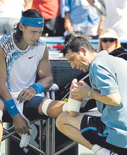 Atienden a Nadal por dolor en el pie durante un partido de Indian Wells en 2008.