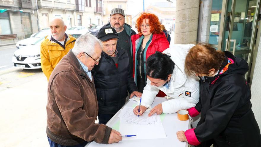 Casi 300 firmas en dos horas para reclamar a la Xunta la adquisición del pazo de Montesacro