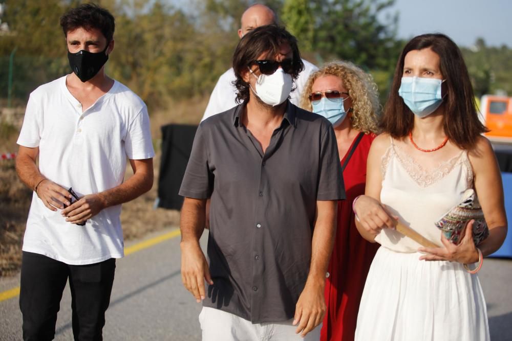 El Ayuntamiento de Santa Eulària y los familiares del piloto descubren la placa del camino que lleva su nombre en Cap Martinet