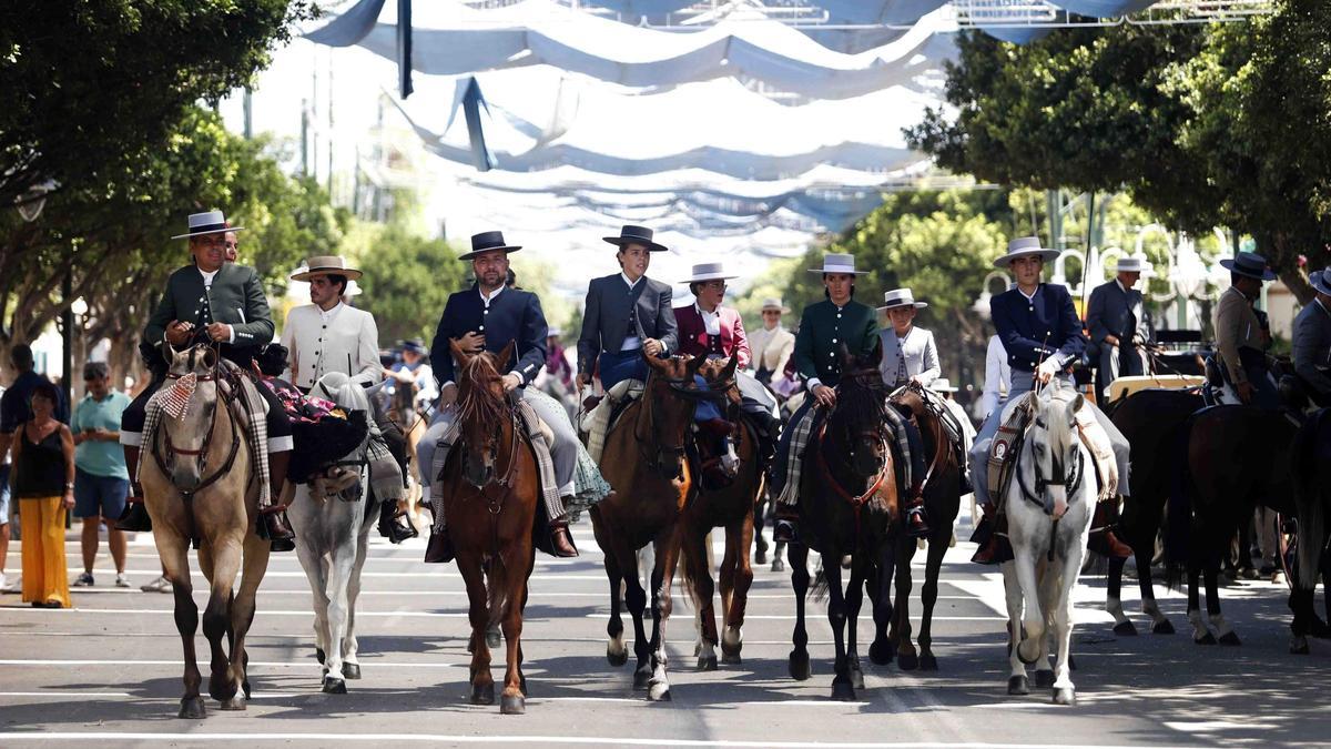 Un grupo de caballistas avanza por una de las calles del Cortijo de Torres.