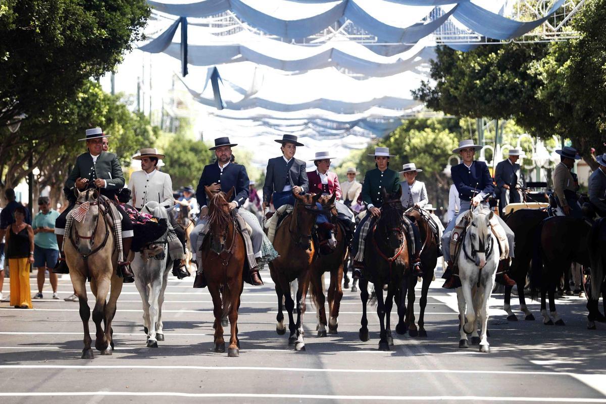 Un grupo de caballistas avanza por una de las calles del Cortijo de Torres.