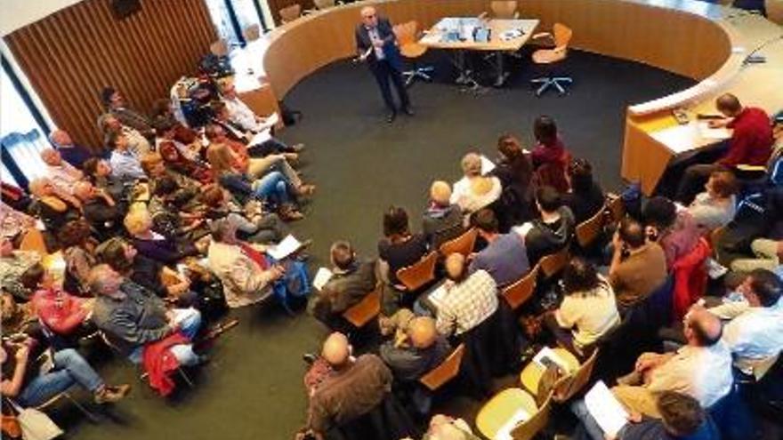 Imatge de la primera audiència pública dels pressupostos i ordenances, ahir a la sala de plens de Blanes.