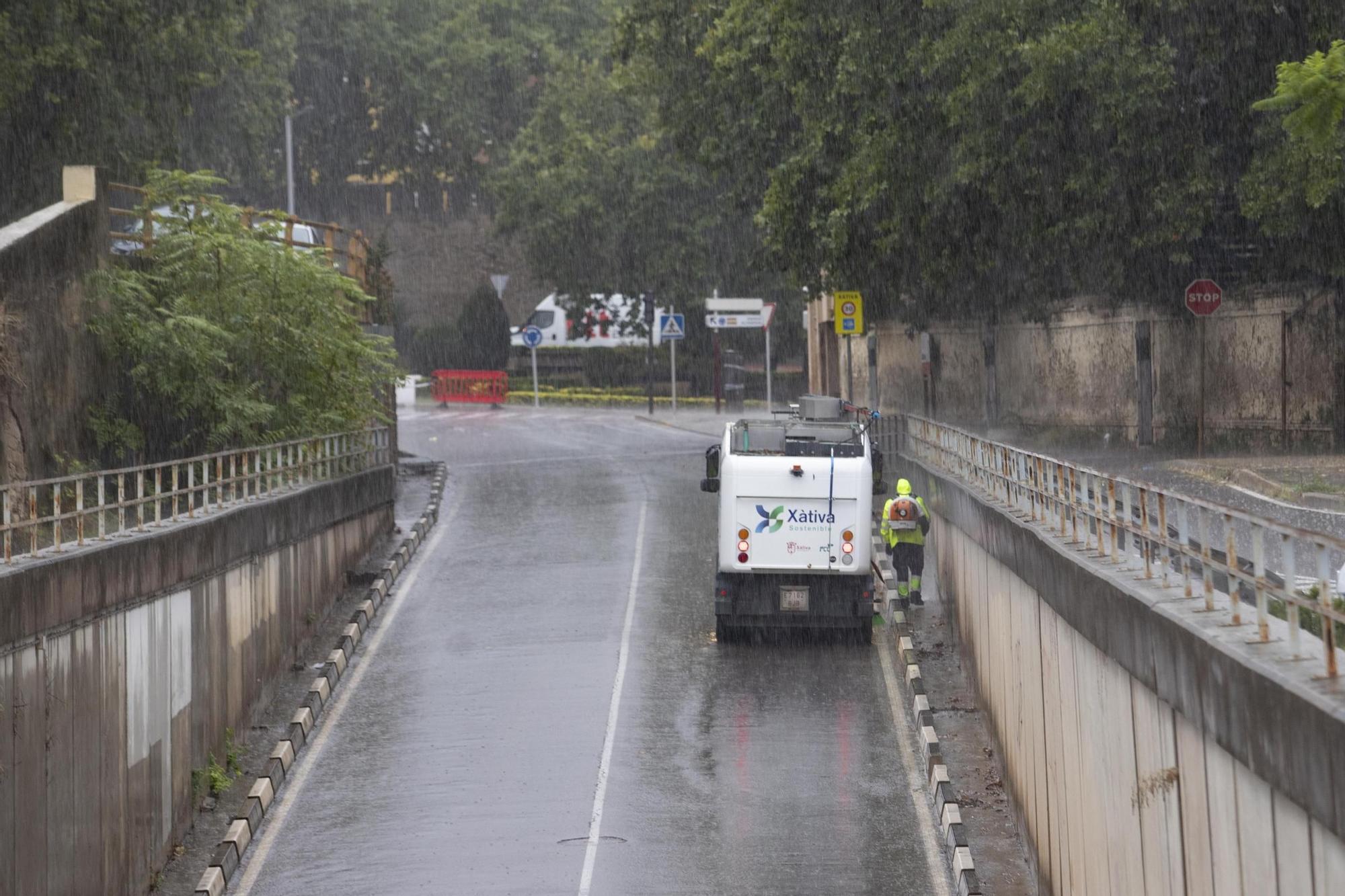 Galería: La lluvia descarga con fuerza en Xàtiva