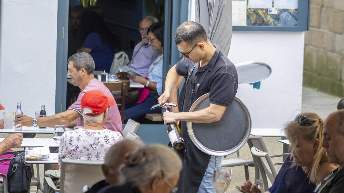 Un camarero en una terraza de Santiago de Compostela
