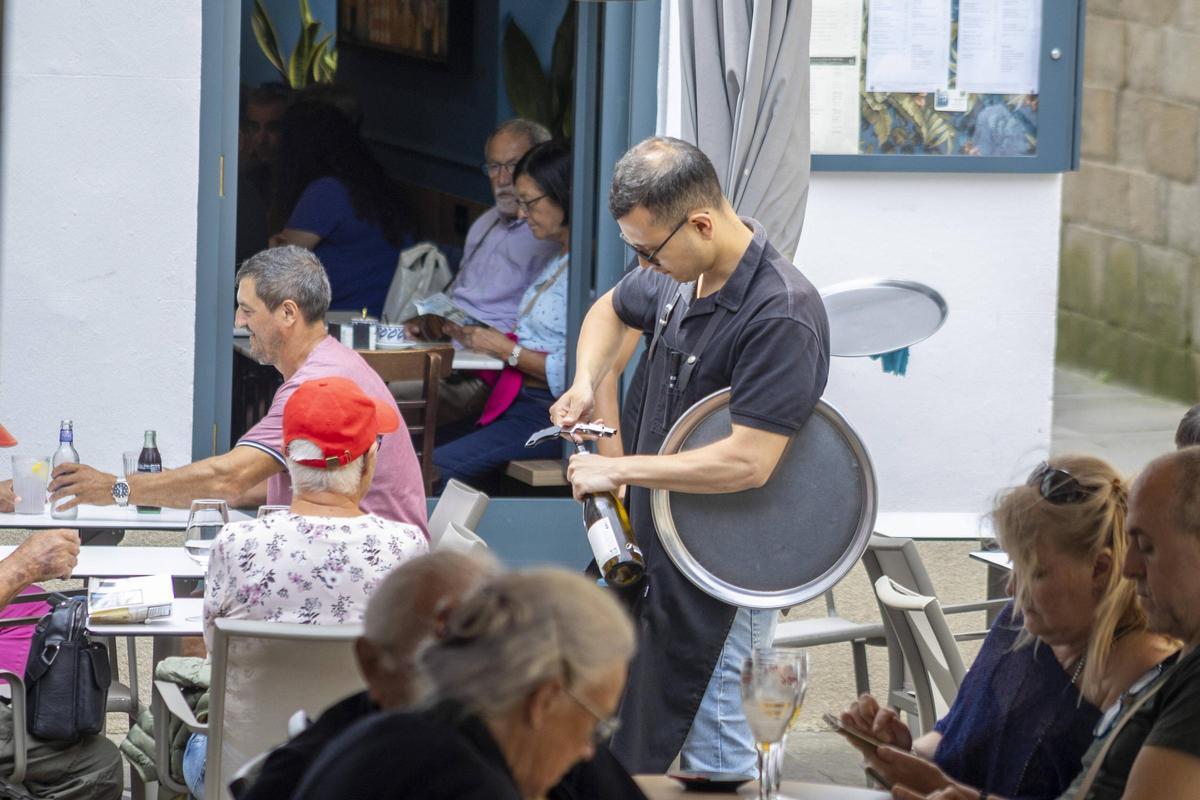 Un camarero en una terraza de Santiago de Compostela